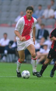 Em 2001, Zlatan Ibrahimović veste a tradicional camisa do Ajax.