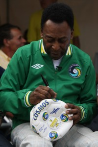 "Até a bola pedia autógrafo para Pelé", poetiza o jornalista Armando Nogueira