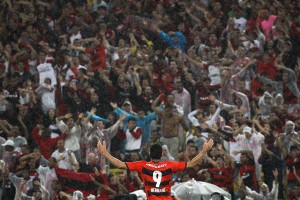 Hernane comemora gol com a torcida do Flamengo