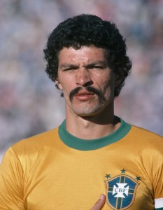 Top 7 bigodes do futebol - Sócrates também se rendeu ao bigode