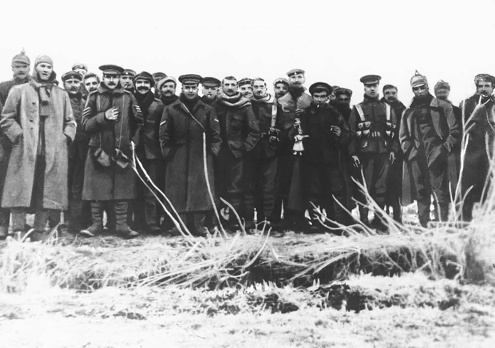 1914 German and British troops Christmas