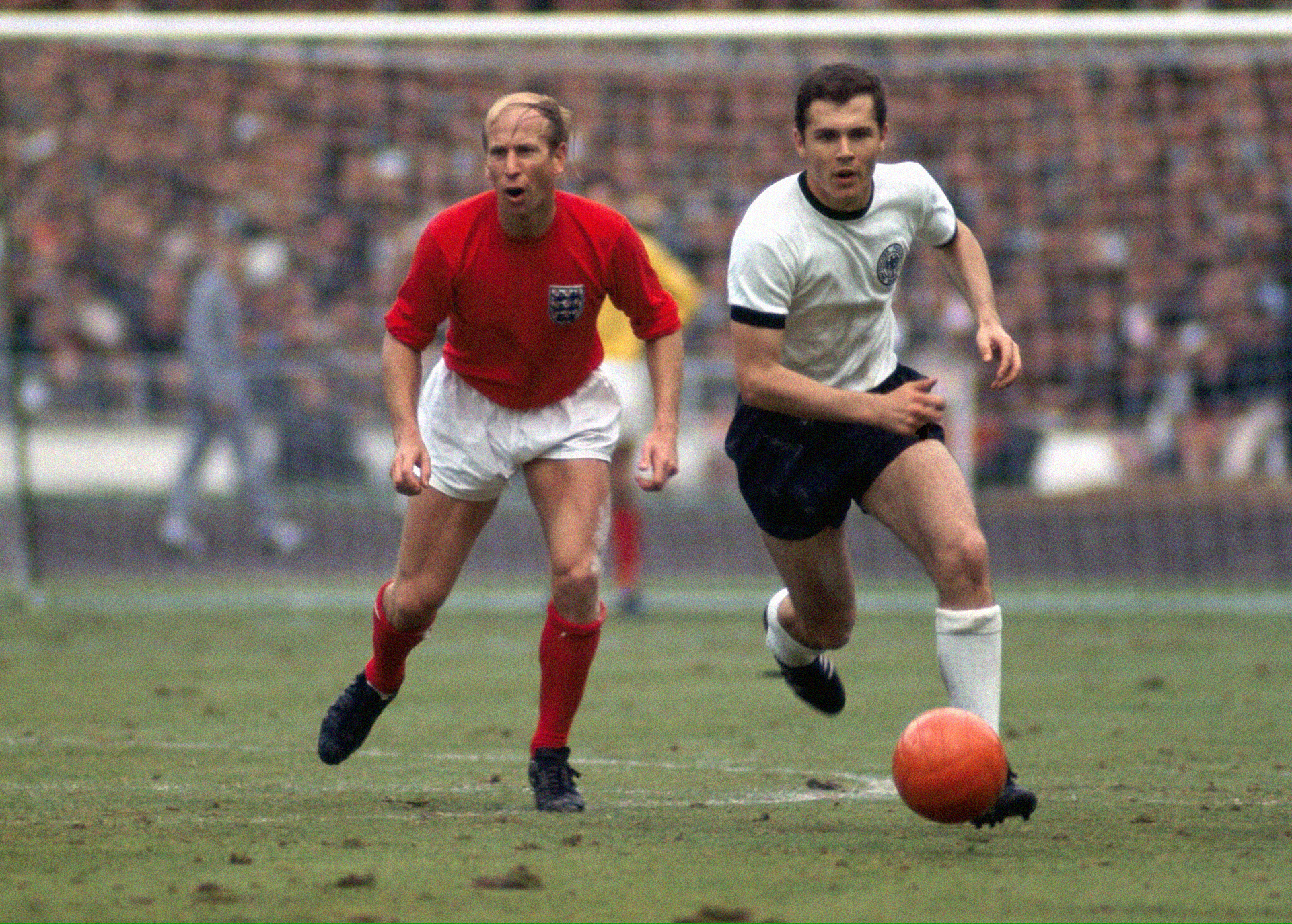 Bobby Charlton (ENG) e Franz Beckenbauer (FRG)