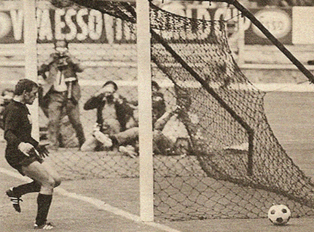 1970 Copa de 1970. Pelé chuta antes do meio campo e o desesperado goleiro Victor cze