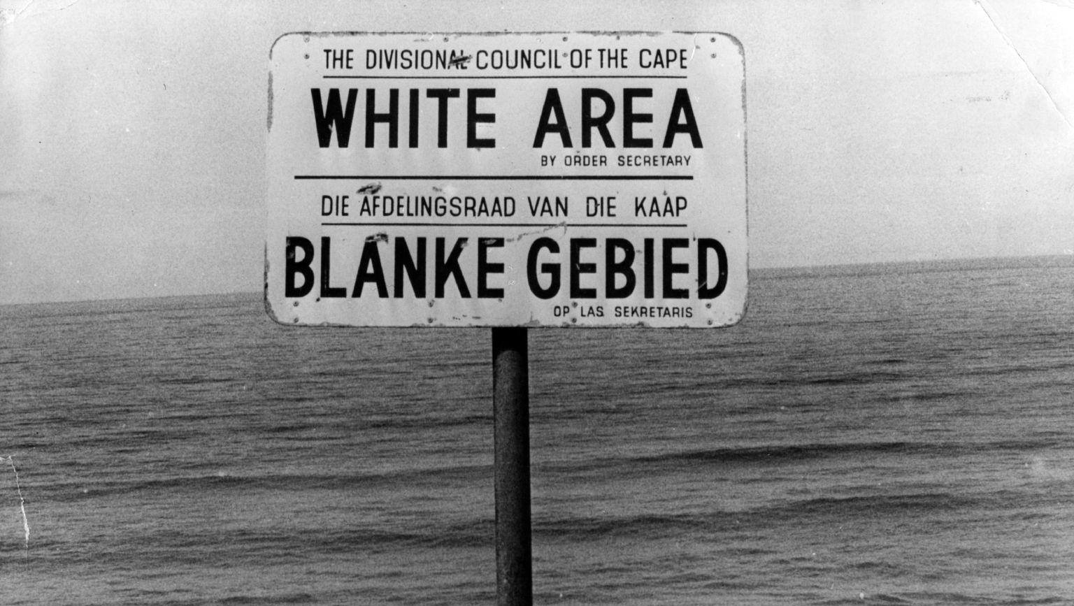 Placa à beira da praia na Cidade do Cabo - África do Sul (apartheid).