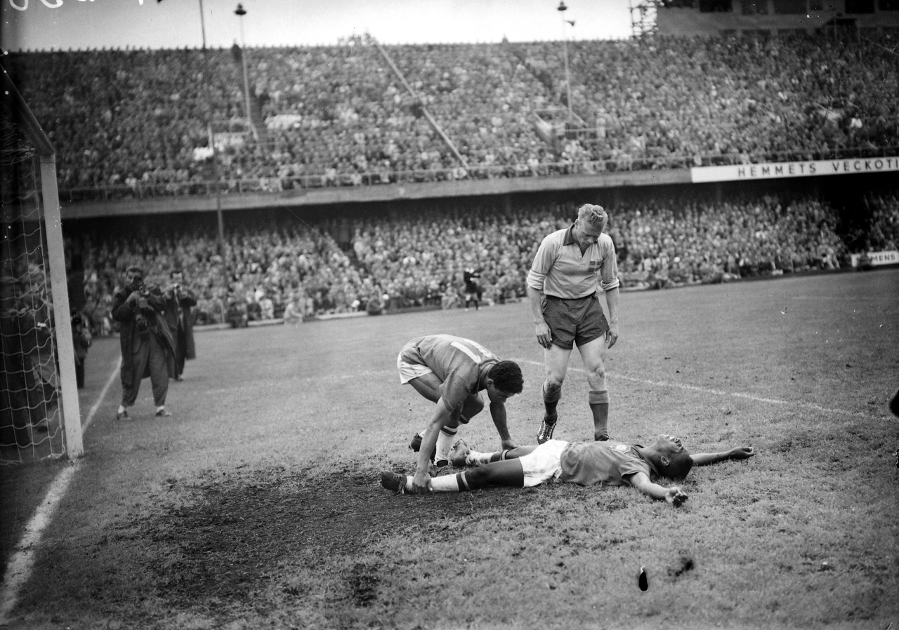 Garrincha com a 11 socorrendo Pelé na final de 1958