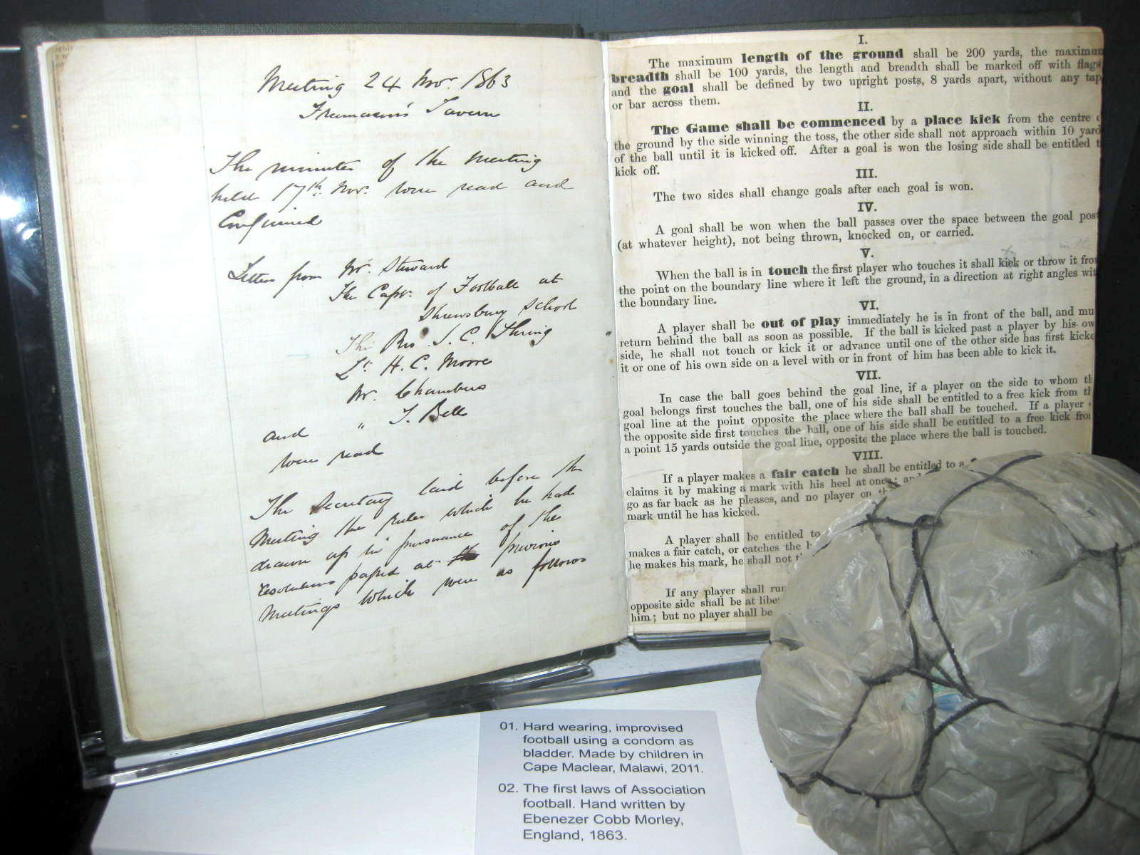 A lista de regras, escrita à mão por Morley, está no National Football Museum, em Manchester Original_laws_of_the_game_1863